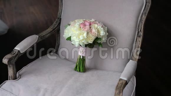 粉色和白色玫瑰新娘婚礼花束视频的预览图