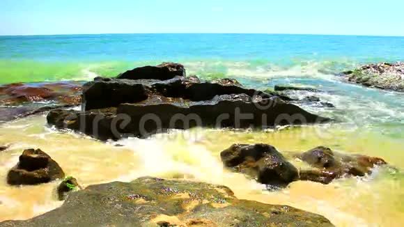 海滩上有岩石和海浪的美丽景色视频的预览图