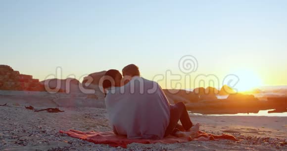 浪漫的情侣在海滩上接吻视频的预览图