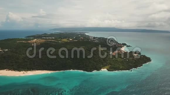 鸟瞰热带热带岛屿视频的预览图