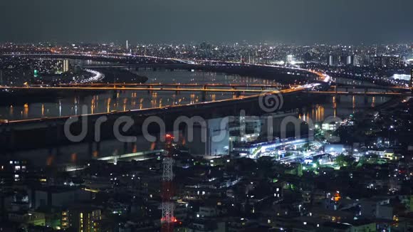 东京城和晚上的交通视频的预览图