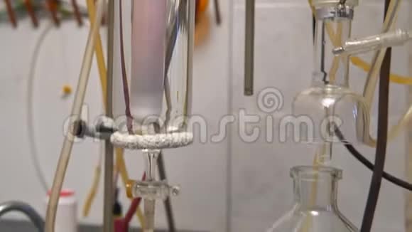 实验室用液体进行化学实验的设备视频的预览图