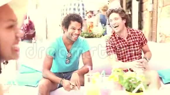 两个男朋友夏天坐在露台咖啡馆里视频的预览图