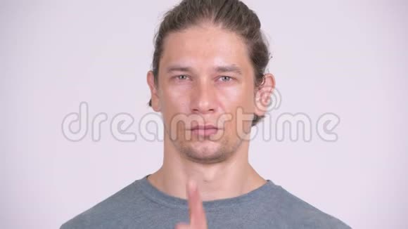 快乐的男人用手指在白色的背景下嘴唇视频的预览图