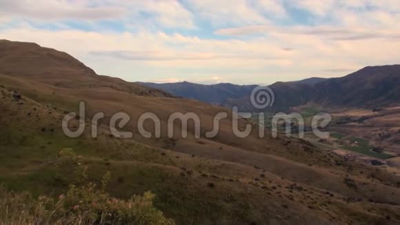 新西兰背景云上的青山全景视频的预览图