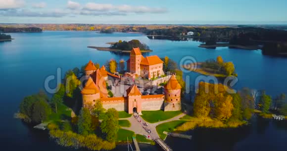 特拉凯城堡的鸟瞰图视频的预览图