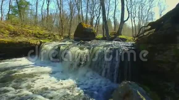 山中的瀑布在缓慢运动视频的预览图