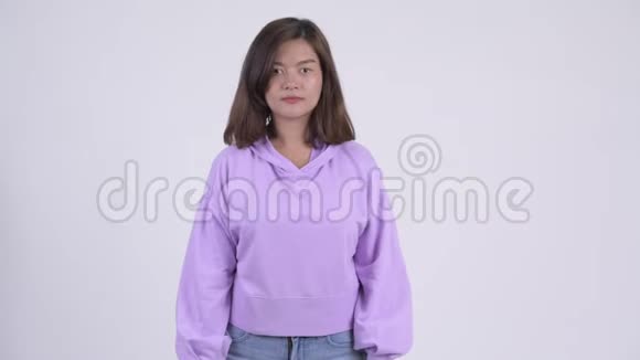 年轻快乐的亚洲女人握手视频的预览图