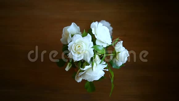 桌上摆着一束美丽的白玫瑰视频的预览图