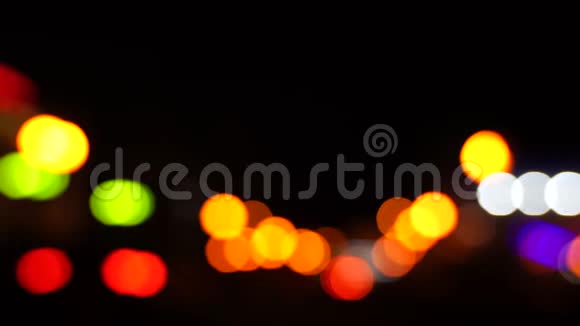 模糊的波克一个大城市的夜间道路上的交通视频的预览图
