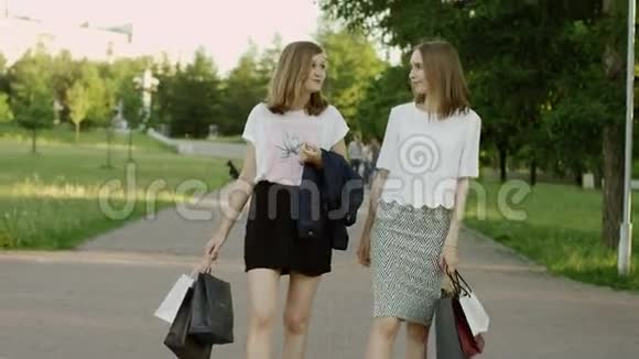 女人购物后视频的预览图