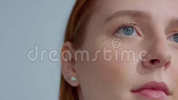 姜头红发蓝眼睛的姜发模型视频的预览图