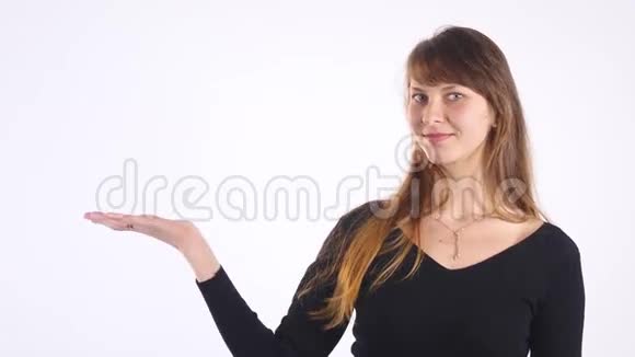 白色背景上的女性手视频的预览图