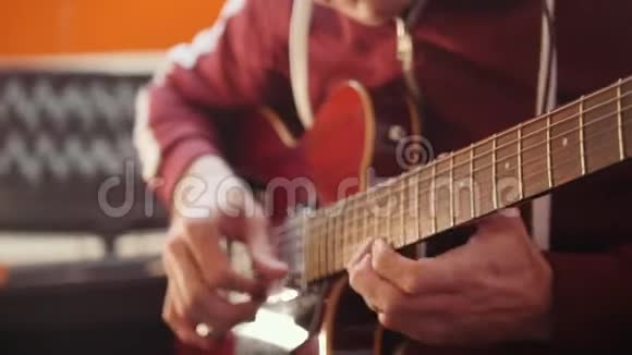 一个在工作室弹吉他的音乐家视频的预览图