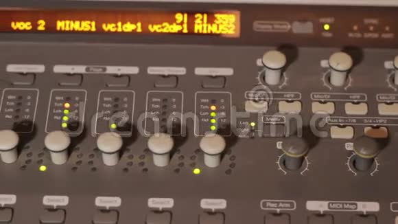 音响调音台在专业工作室视频的预览图