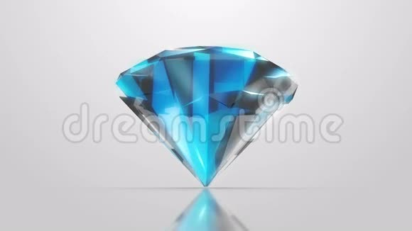 视频3840x2160UHD宝石石是直立的慢慢地旋转在它的轴线以上的镜像表面蓝色的光和gl视频的预览图