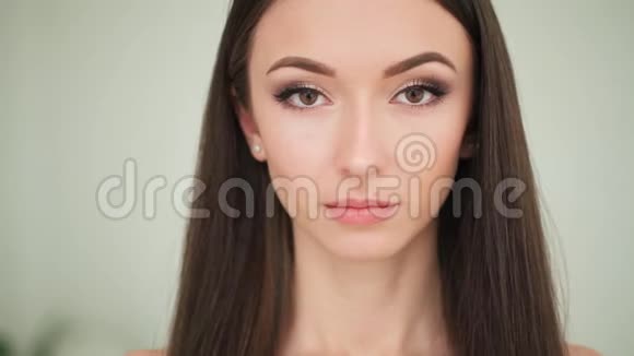 美容护肤美丽的女人应用化妆面霜视频的预览图