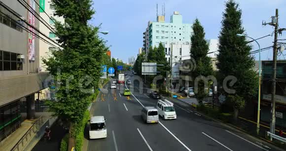 东京欧姆大道的一条市中心街道白天拍摄的广布照片视频的预览图
