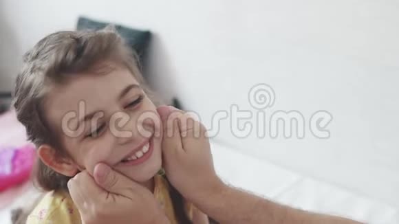 年轻的父亲花时间和他的小女儿在一起视频的预览图