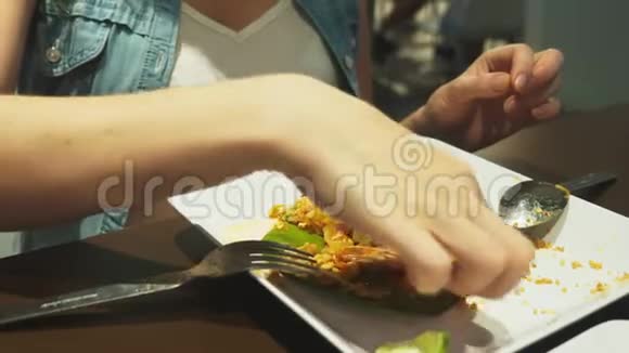 特写镜头有人在餐馆里吃一盘亚洲菜视频的预览图