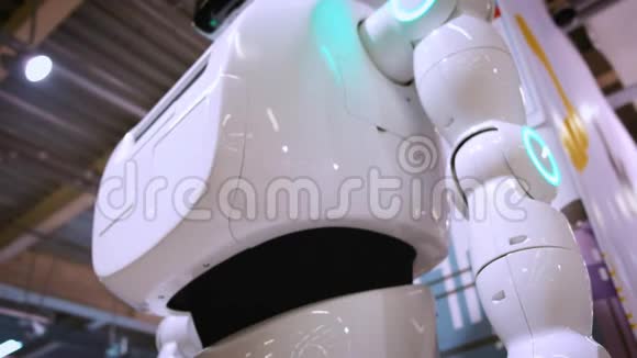 现代机器人技术一个人和一个机器人交流把一个塑料机械手臂按到机器人身上握手视频的预览图