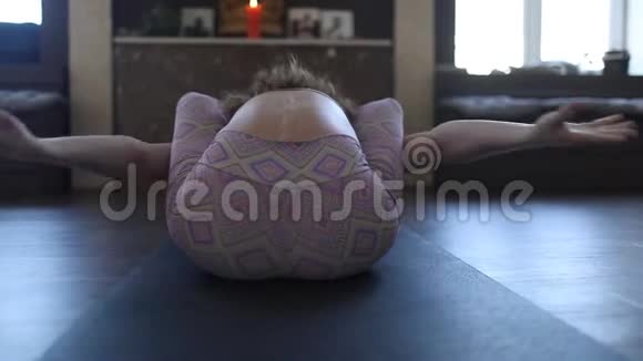 一个练习阿斯汤加瑜伽的年轻女人视频的预览图