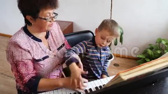 男孩学弹钢琴视频的预览图