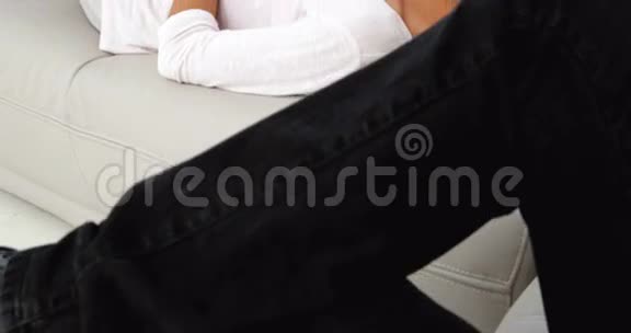 恶心的女人躺在白色沙发上视频的预览图