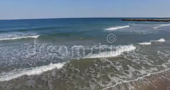保加利亚波莫里黑海海滩的寒潮视频的预览图