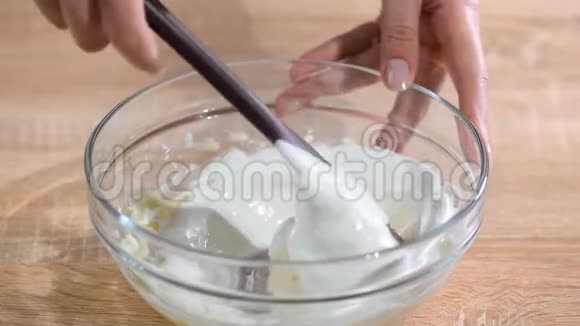 用奶油做自制蛋糕视频的预览图