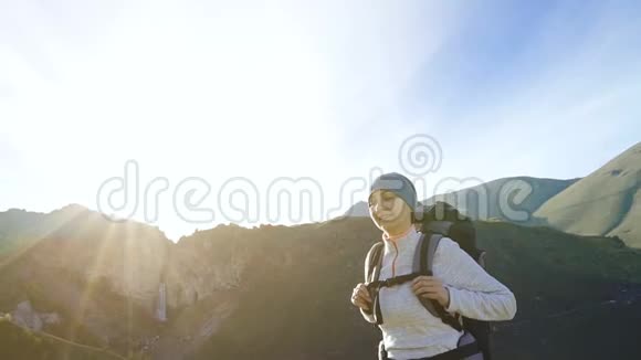 徒步旅行的女人走在山上视频的预览图