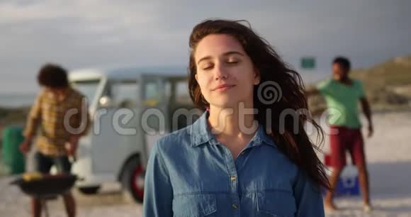 站在海滩上拿着啤酒瓶的女人视频的预览图