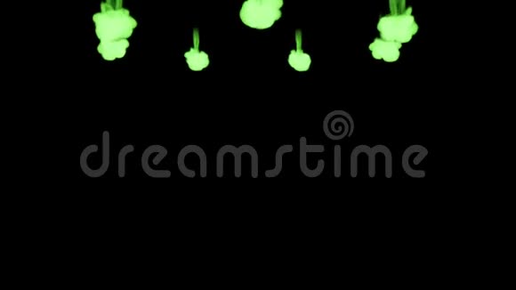 荧光亮绿的颜料混在水中多滴墨水这是3D渲染镜头的慢动作墨水视频的预览图