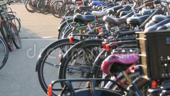 荷兰阿姆斯特丹2019年4月21日自行车停车场许多不同的自行车停在特别的街道上视频的预览图