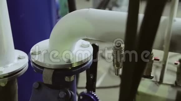 工业工厂的管道机器上的管子生产视频的预览图