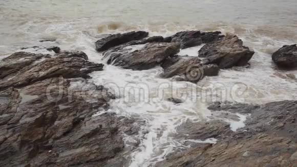 泰国Rayong省MuKoSamet国家公园的KhaoLaemYa海浪和石头视频的预览图