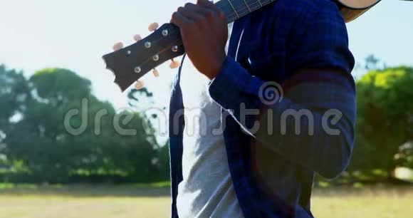 男人在节日4K拿吉他视频的预览图