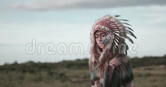 美丽的年轻女子土生土长的美国印第安人视频的预览图