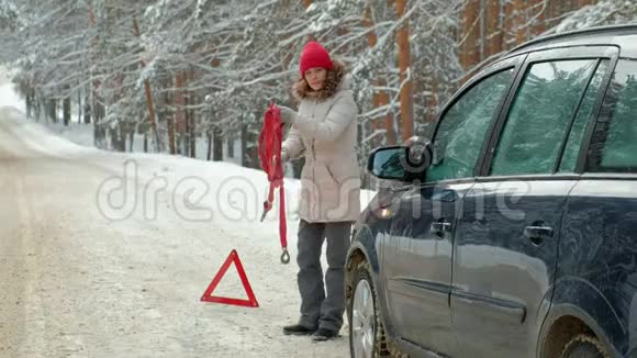 冬天有辆草车在路上的女人视频的预览图