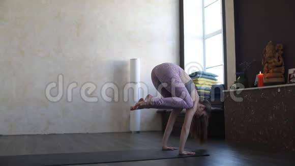 一个练习阿斯汤加瑜伽的年轻女人视频的预览图