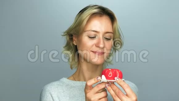 年轻的女人在吃蛋糕视频的预览图