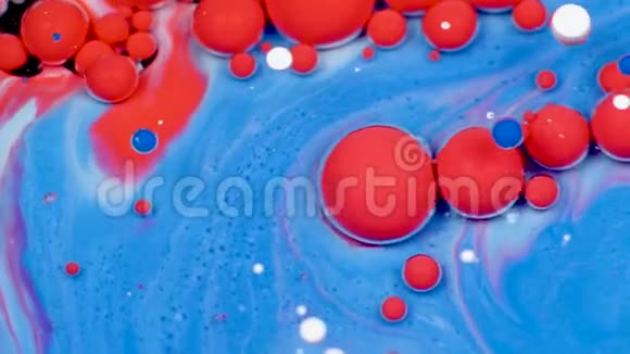 令人惊叹的红色和蓝色油漆气泡在油表面油漆视频的预览图