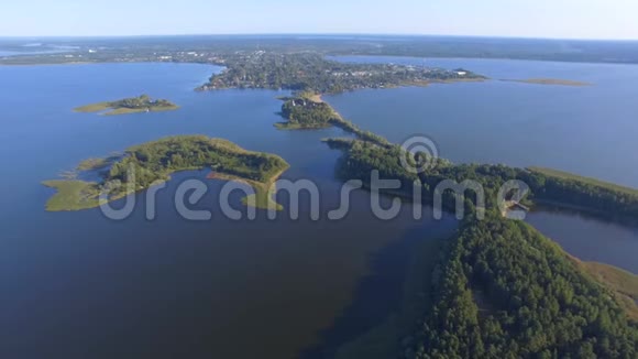 俄罗斯塞利格湖上的森林岛屿和奥斯塔什科夫镇的鸟瞰图视频的预览图