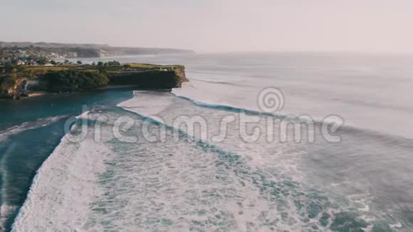 用海浪拍摄海岸线的空中景色在巴厘岛冲浪的沙滩和海浪视频的预览图