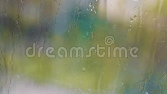 雨滴顺着窗户上的玻璃流下来视频的预览图