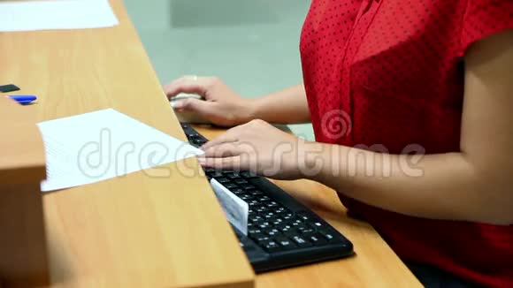 办公室里的女孩在电脑上工作视频的预览图