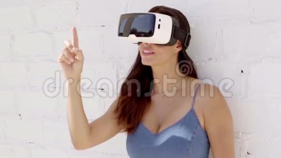 年轻女子戴着虚拟现实护目镜视频的预览图