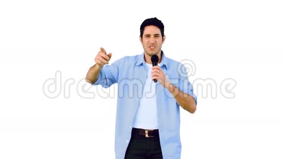 男人对着麦克风唱歌在白色背景下跳舞视频的预览图