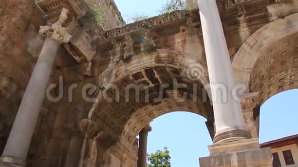 土耳其安塔利亚市中心古罗马皇帝阿德里安的大门视频的预览图