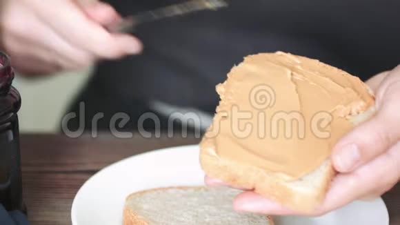 三明治加上花生酱和果酱视频的预览图